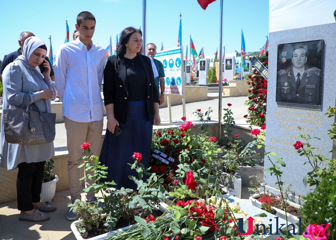 Ailəsi Polad Həşimovun məzarı başında- FOTOLAR